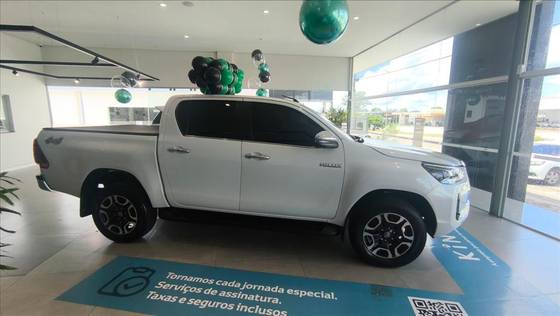 TOYOTA HILUX 2.8 D-4D TURBO DIESEL CD SRX 4X4 AUTOMÁTICO TOYOTA HILUX 2.8 D-4D TURBO DIESEL CD SRX 4X4 AUTOMÁTICO